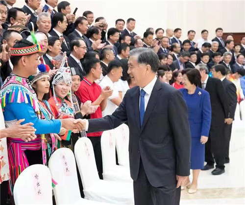 必赢体育学院教师王玮(图中前排红衣服)作为宁夏团代表受到中央领导接见