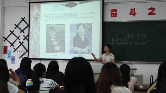 专业老师在上课.jpg