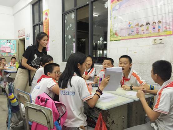 心理健康教育学生在给四年级学生上心理团体辅导课，课堂氛围活跃，学生积极热情。.jpg
