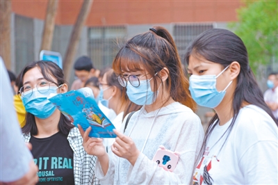 <p> 毕业生通过必赢242net官网网络招聘平台注册个人信息，查询用人单位。</p>